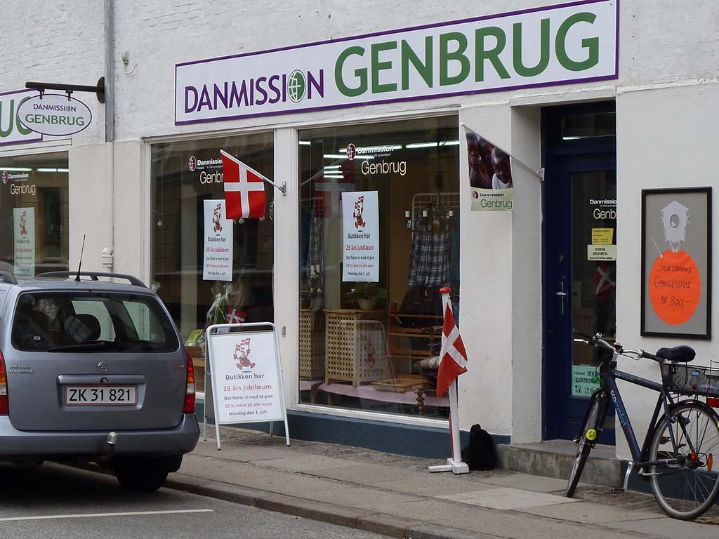 Besøg Danmission Genbrug Aalborg. Genbrugsbutik.