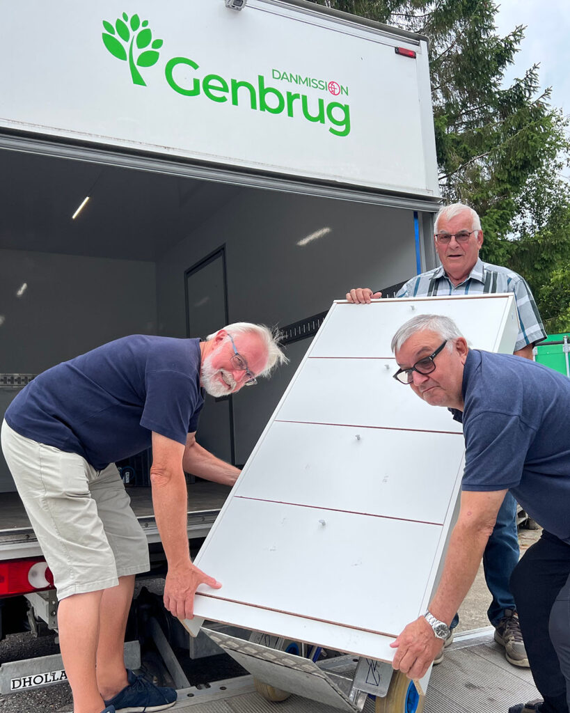 Danmission Genbrug afhenter møbler