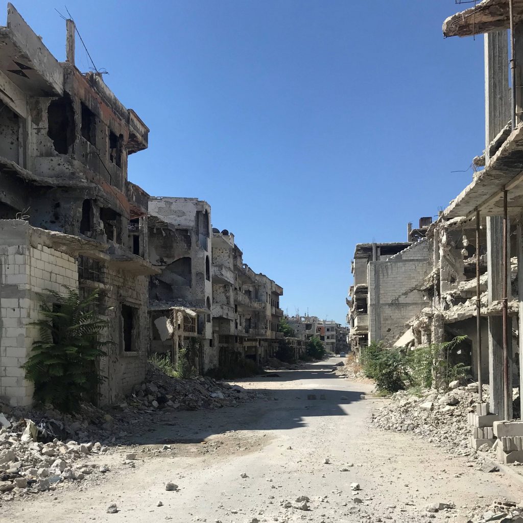 En søndebombet gade i Damaskus i Syrien. Ruiner og murbrokker.