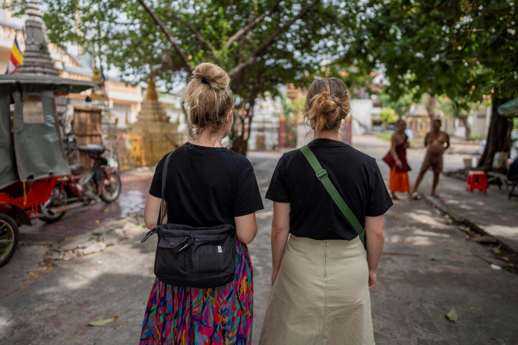 To unge danske kvinder i en pagode i Phnom Penh i Cambodja. De står med ryggen til.