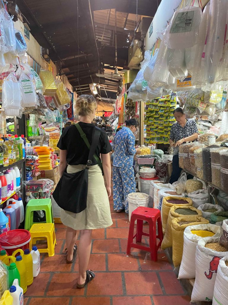 Ung kvinde på marked i Phnom Penh.
