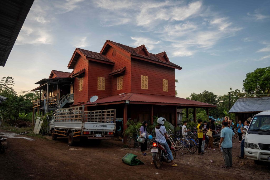 Folk ankommer til en huskirke i Cambodja.