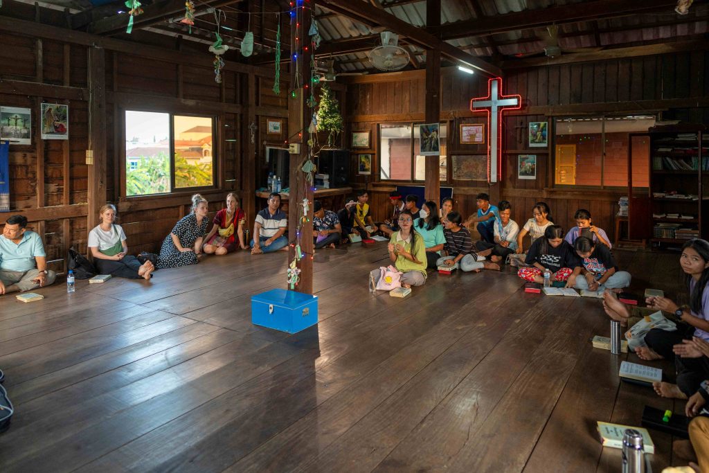 Deltagere i en gudstjeneste i en huskirke i Cambodja. De sidder på gulvet
