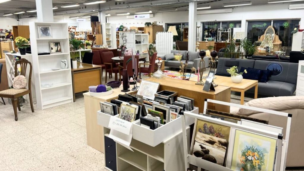 Genbrugsvarer, møbler og rammer med billeder, i Danmissions genbrugsbutik i Egå.