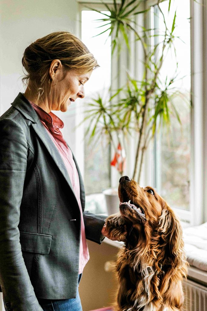 Generalsekretær i Danmission Julie Koch fotograferet i sit hjem sammen med hunden Karlsson