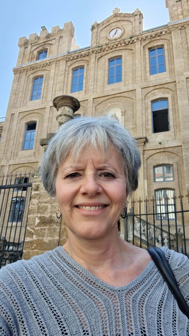 Kirsten Auken foran jesuitternes kirke, St. Joseph Church, i Beirut i Libanon.