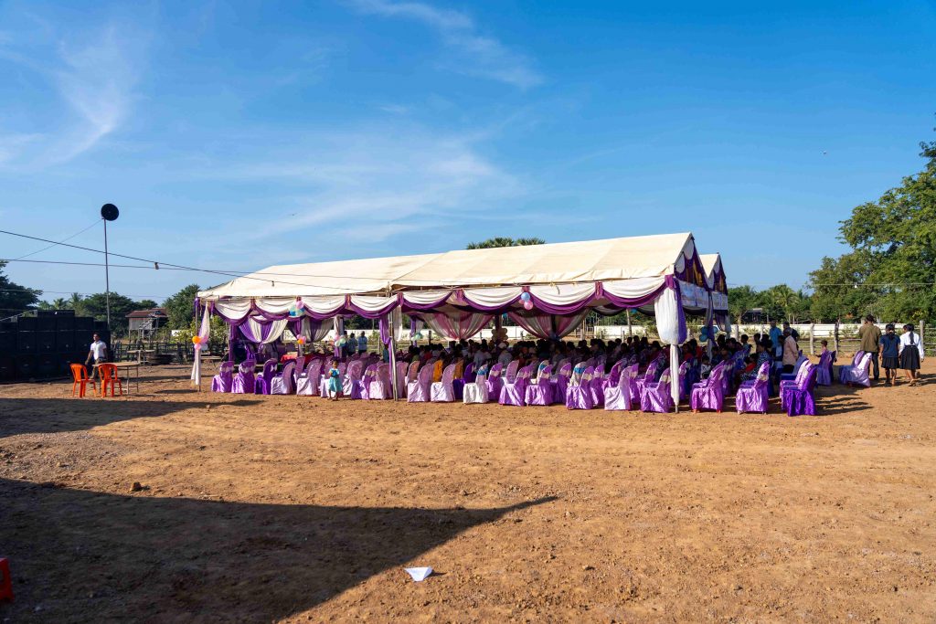 Lokale i Cambodja sidder samlet i et lilla festtelt til fejring af FN's Menneskerettighedsdag