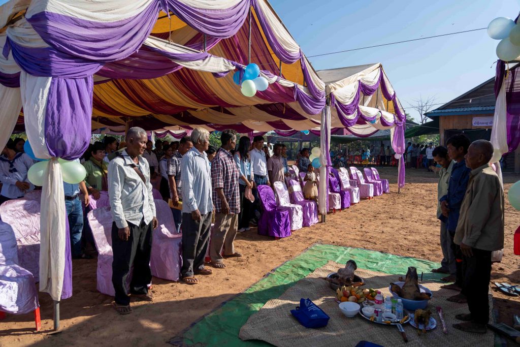 Lokale i Cambodja er samlet i lilla festtelt til fejring af FN's Internationale Menneskerettighedsdag