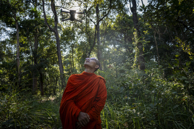 Munke i Cambodja beskytter skoven med droner og dialog